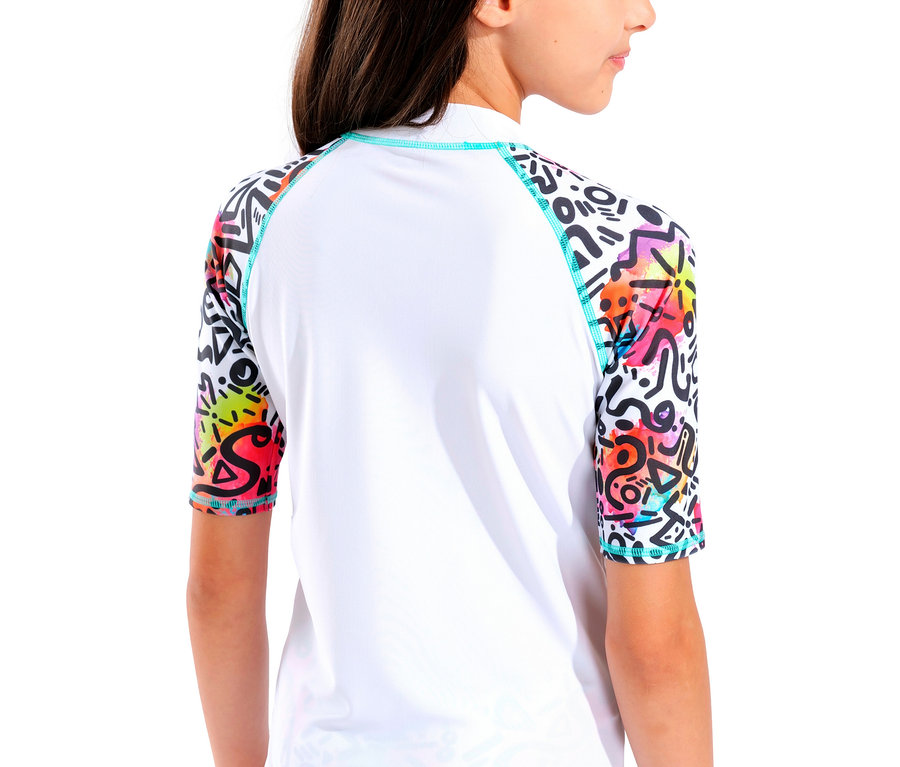 Osoba má na sobě bílou košili s barevnými vzory na rukávech.