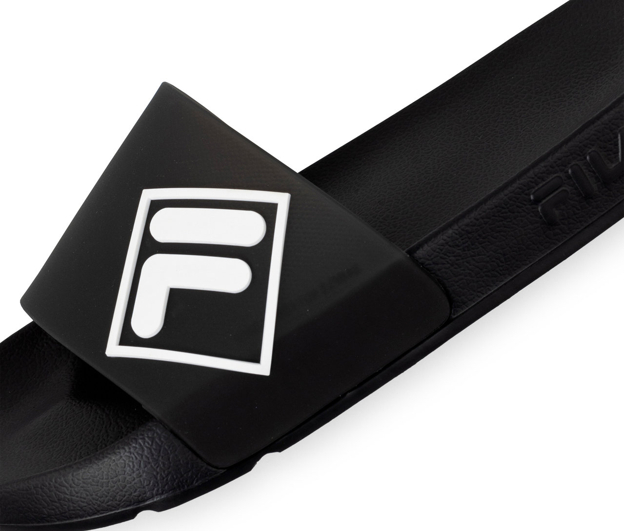 Černé pánské pantofle FILA Lugo s bílým logem FILA na pásku.