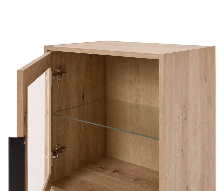 Detailní pohled na světle hnědou dřevěnou skříňku s částečně otevřenými skleněnými dveřmi a skleněnou policí.