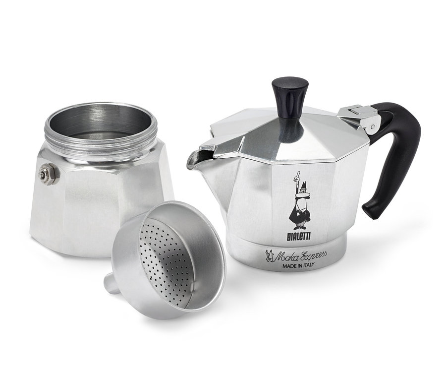 Stříbrný rozložený kávovar na espresso značky Bialetti stojí na bílém pozadí.