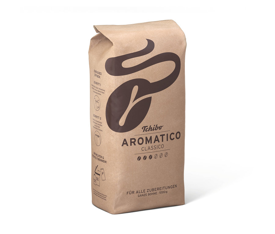 Stojící hnědé balení zrnkové kávy Tchibo Aromatico Classico, 1 kg.
