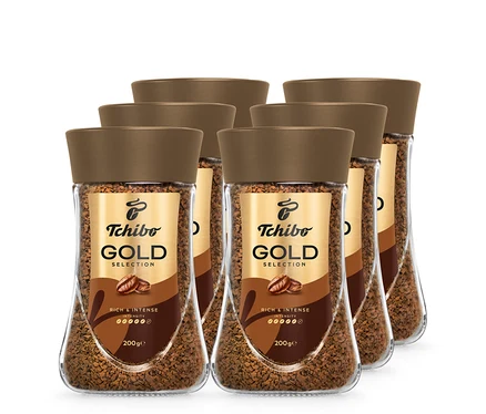 Šest sklenic instantní kávy Tchibo Gold Selection s hnědým víčkem.