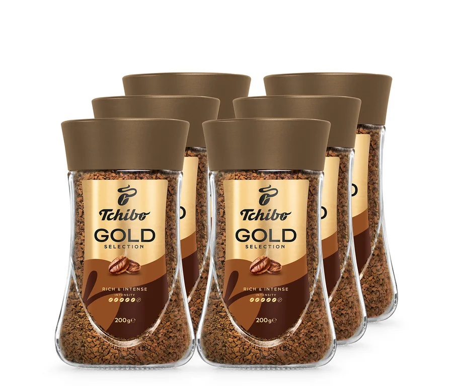 Šest sklenic instantní kávy Tchibo Gold Selection s hnědým víčkem.