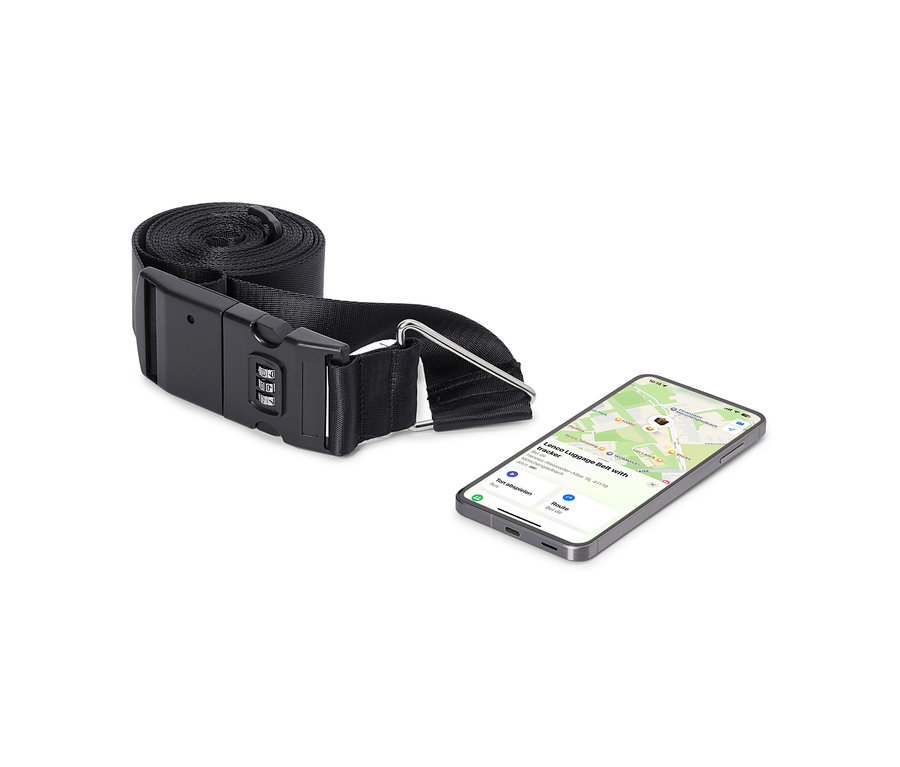 Černý popruh na zavazadla s číselným zámkem vedle smartphonu zobrazujícího mapovou aplikaci.
