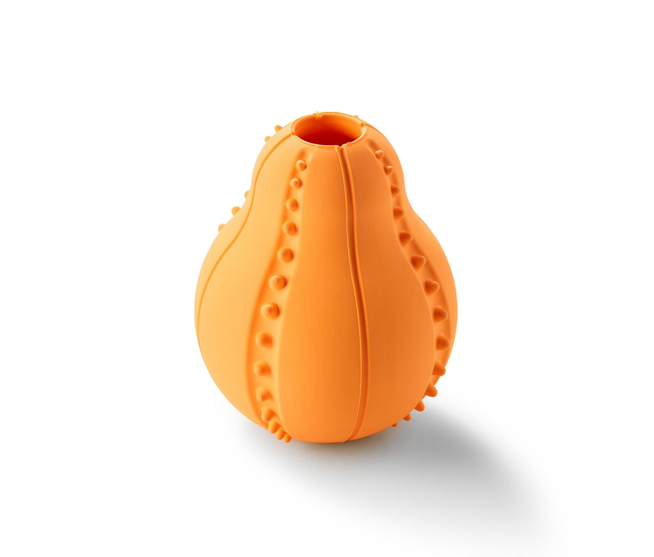 Oranžový míček na pamlsky pro psy.