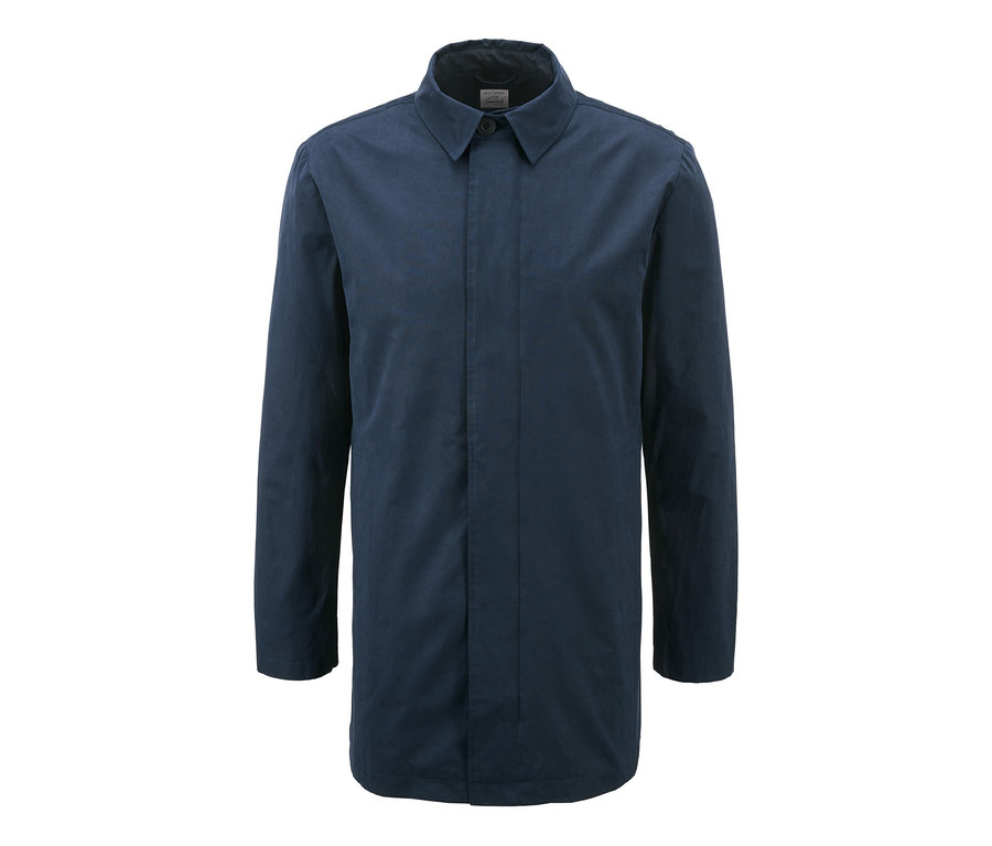 Tmavě modrý krátký kabát.