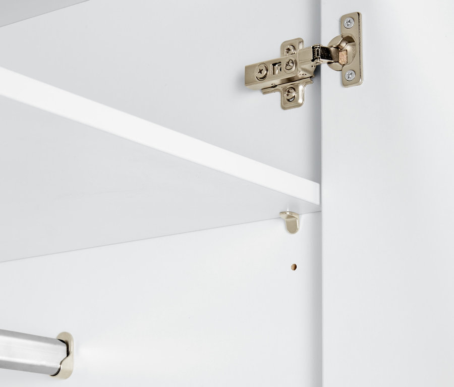 Detail interiéru bílé šatní skříně.