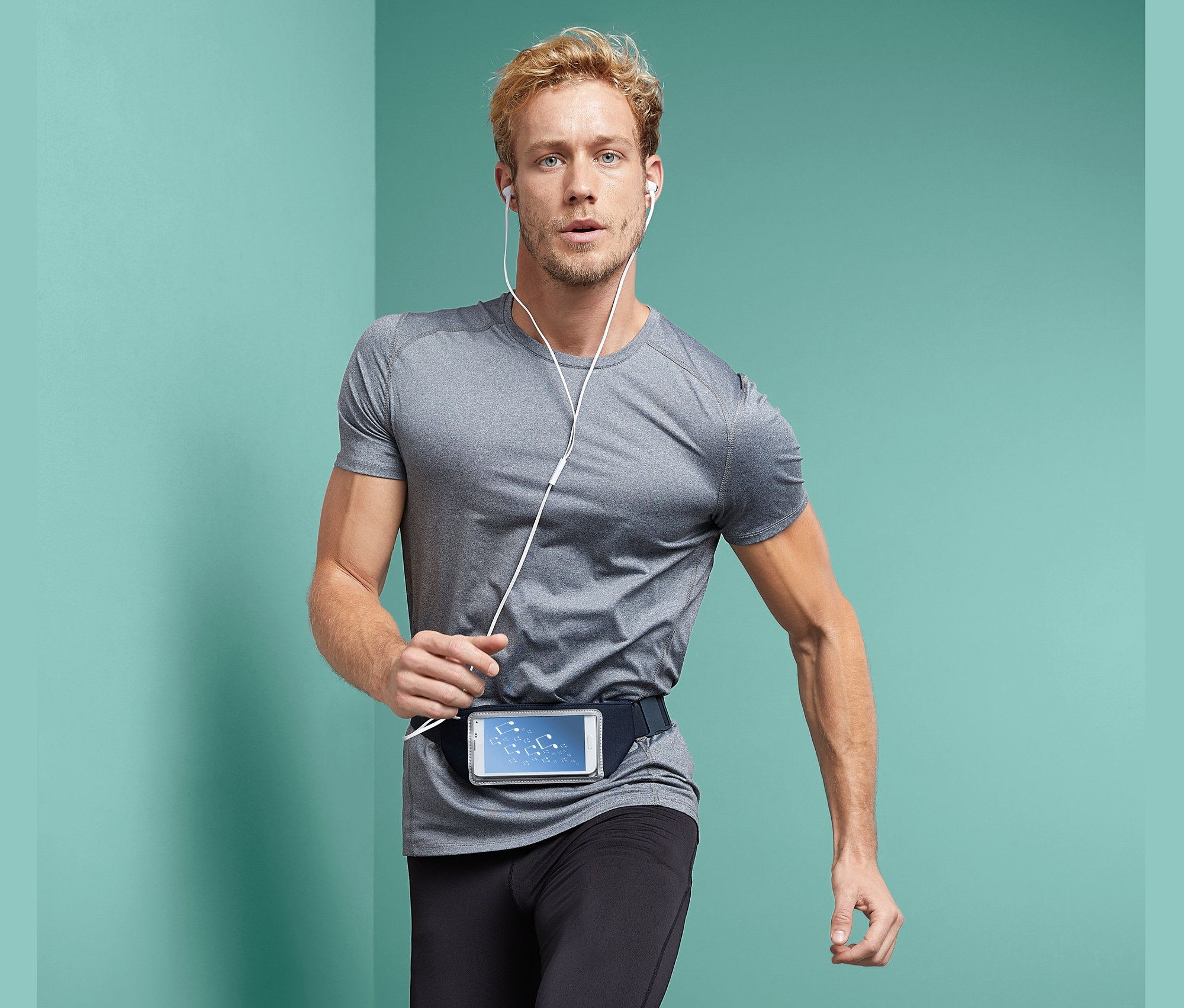 Muž běží a má na sobě sportovní opasek »Smartphone«.