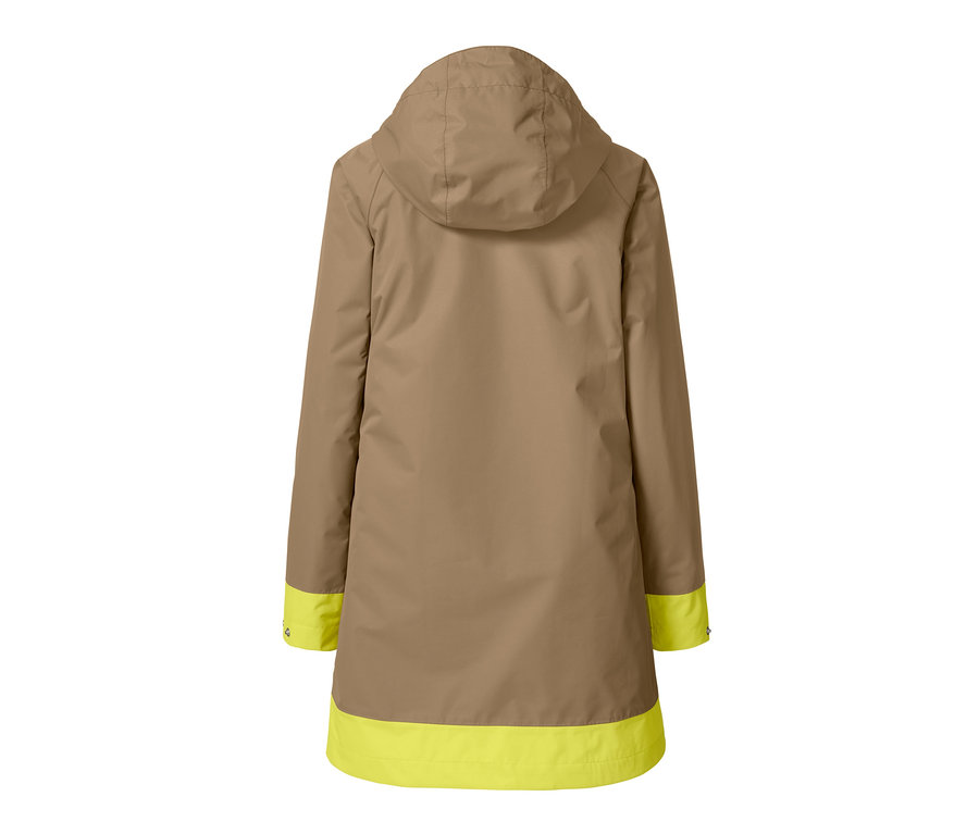 Pohled zezadu na béžovou bundu do deště s kapucí a žlutými lemy.