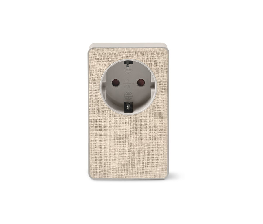 Detailní záběr na béžový USB adaptér 4 v 1 do zásuvky.