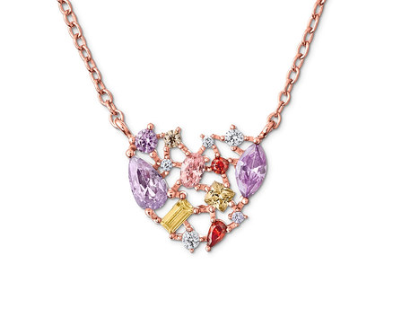 Detailní záběr náhrdelníku ze stříbra 925/1000 pozlaceného 18karátovým růžovým zlatem, se zirkony ve tvaru srdce.