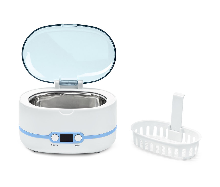 Otevřený ultrazvukový čistič s košem.