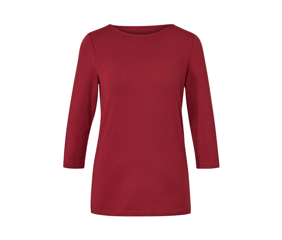 Vínově červené triko s tříčtvrtečními rukávy.