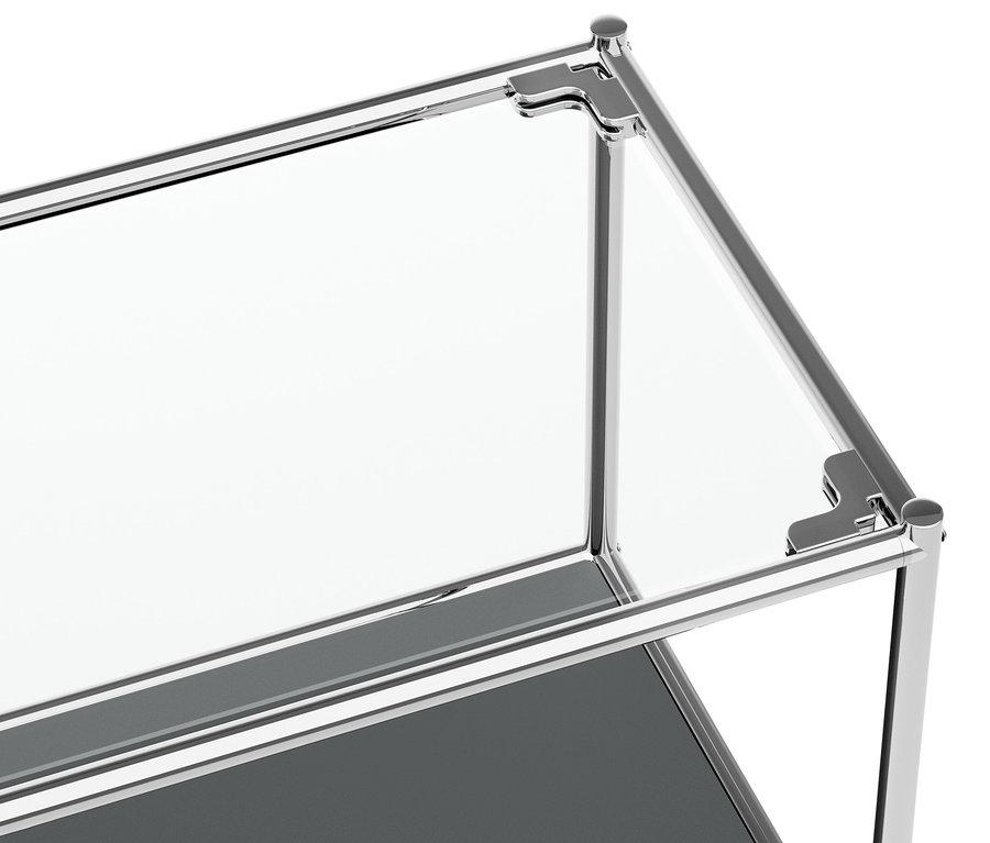 Detail šedé kovové komody CN3 se dvěma výklopnými dvířky.