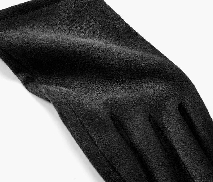 Detailní pohled na jednu černou rukavici v semišovém vzhledu.