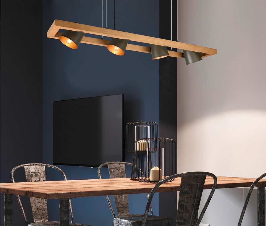 Stolní sestava se čtyřmi židlemi pod čtyřplamenným závěsným svítidlem Trio Bell.