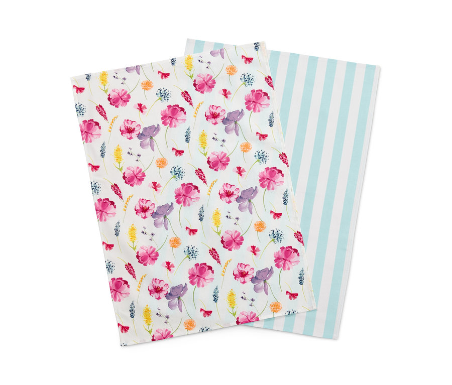 Dvě utěrky na nádobí: jedna s květinovým vzorem, druhá s modrými pruhy.