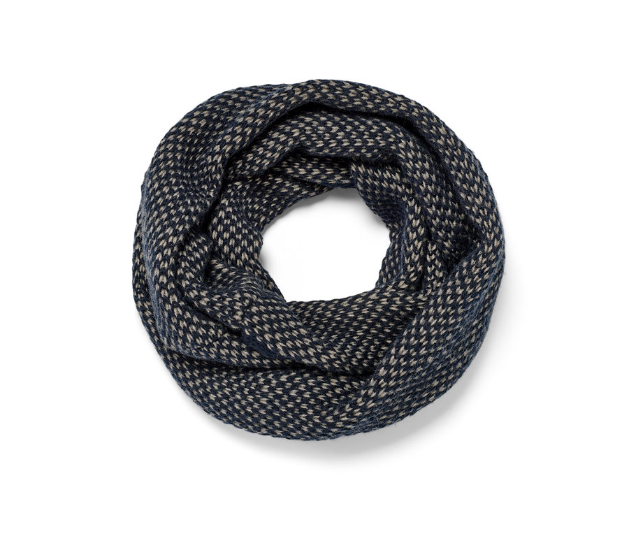 Detail pleteného kruhového šálu v tmavě modré a béžové barvě.