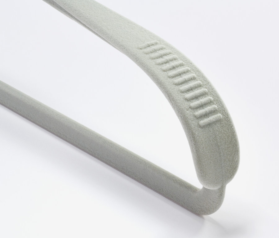 Detail šatního ramínka s výztuží v oblasti ramen.