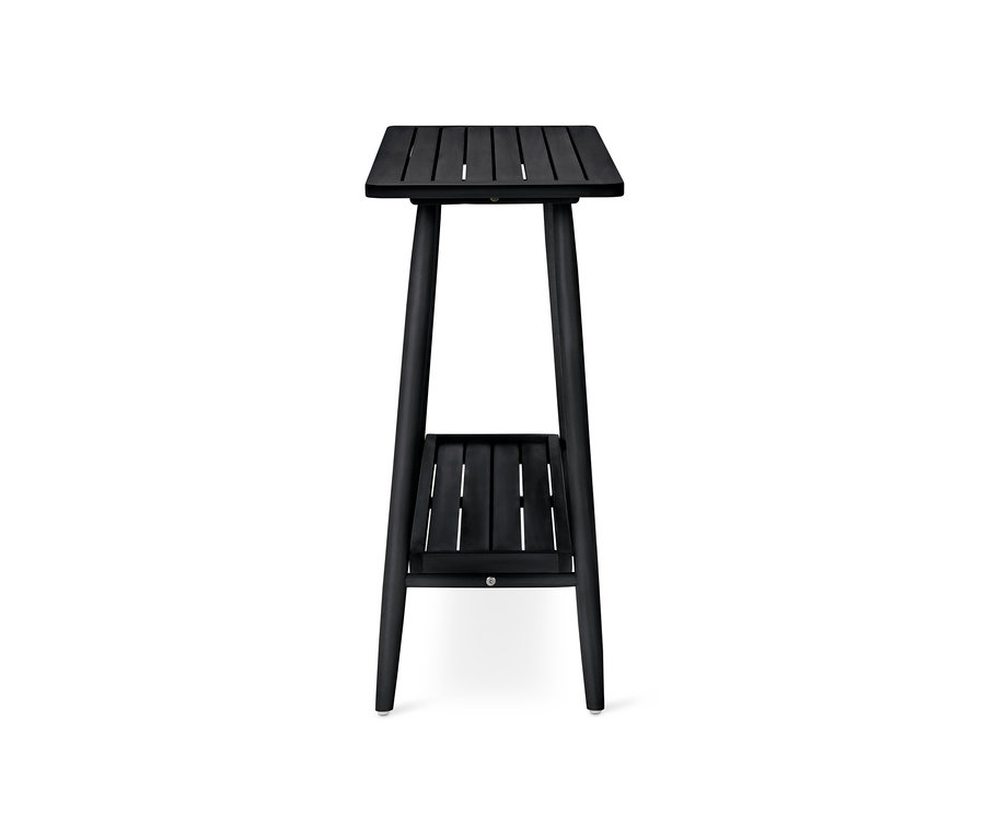 Černý stolek se dvěma úrovněmi na bílém pozadí.