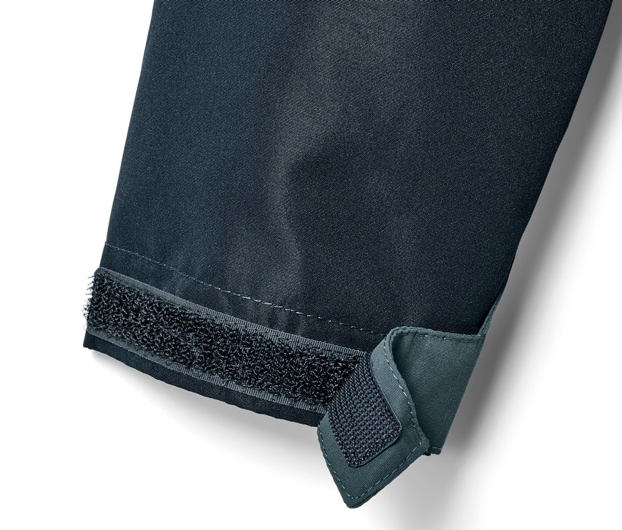 Detail rukávu dětské bundy do každého počasí s nastavitelným páskem na suchý zip.