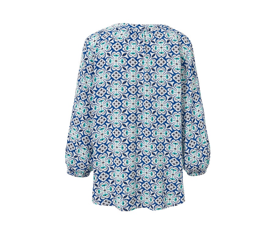 Pohled zezadu na tunikovou halenku s celoplošným potiskem.