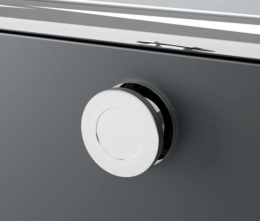 Detail šedé kovové komody CN3 s kulatou stříbrnou rukojetí.