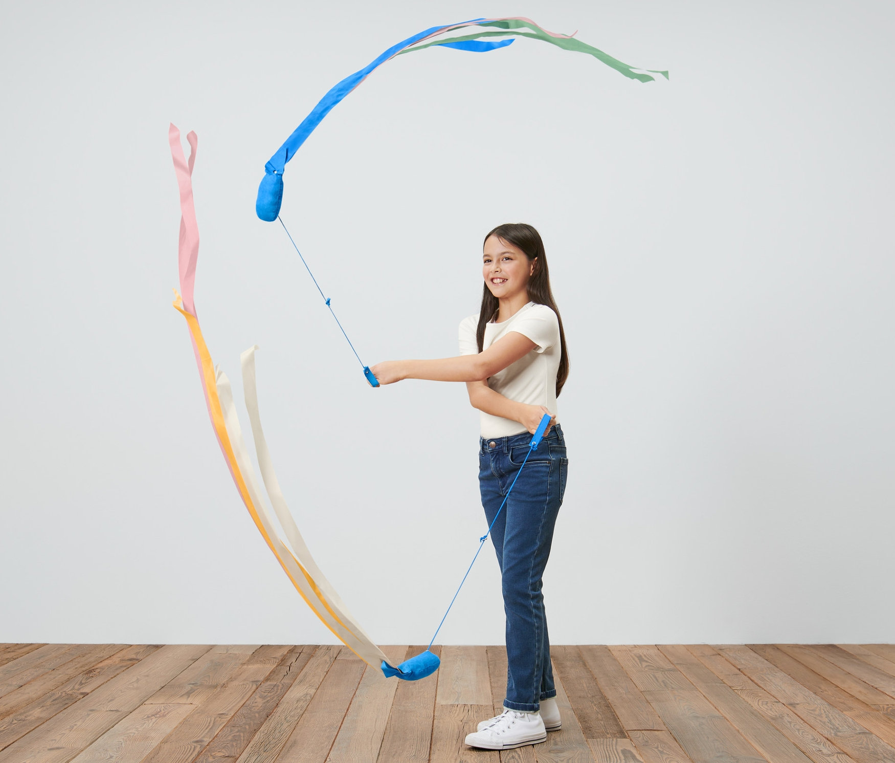 Dívka točí dvěma kusy Poi s ocasem.