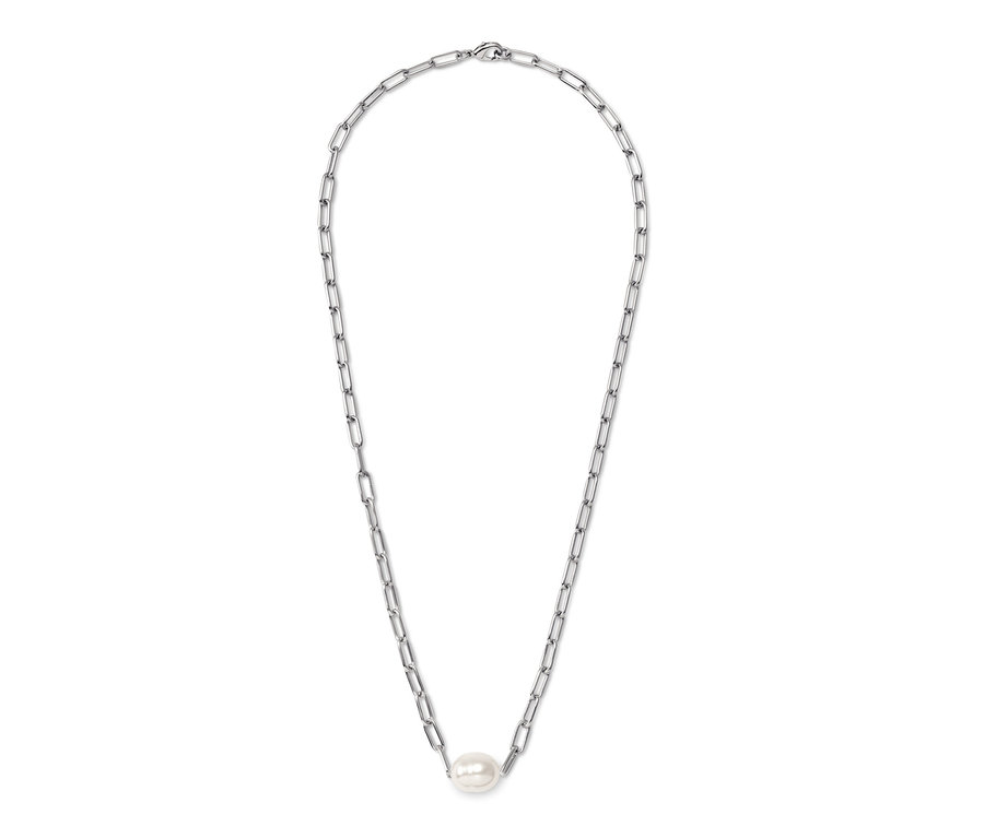Stříbrný řetízek s perlou uprostřed.