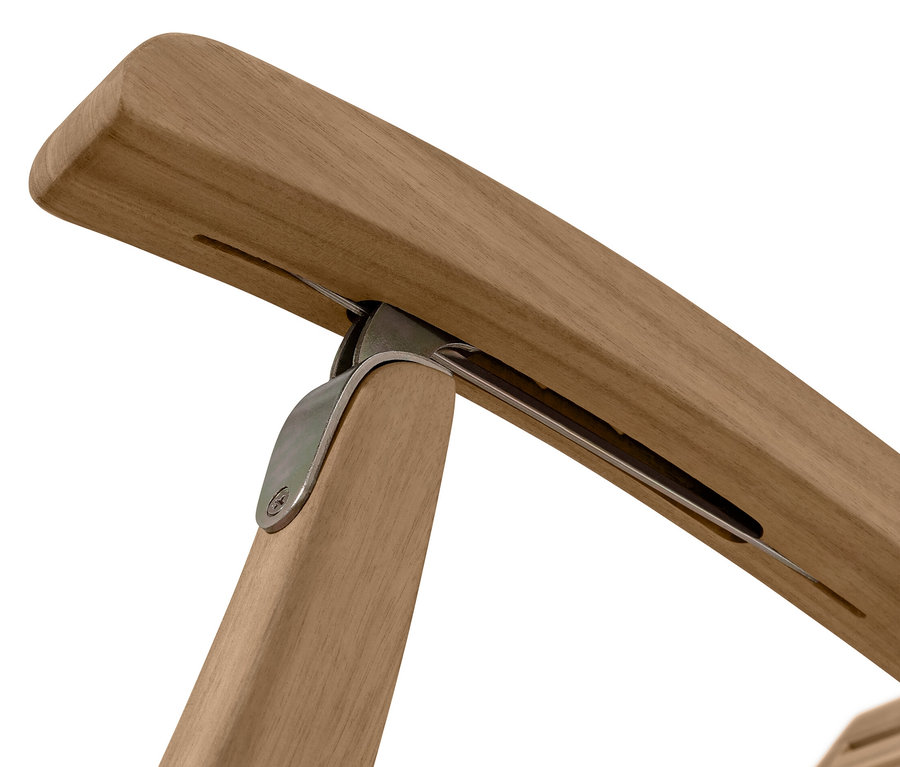 Detail pohledu na dřevěné lehátko s výsuvnou podnožkou.