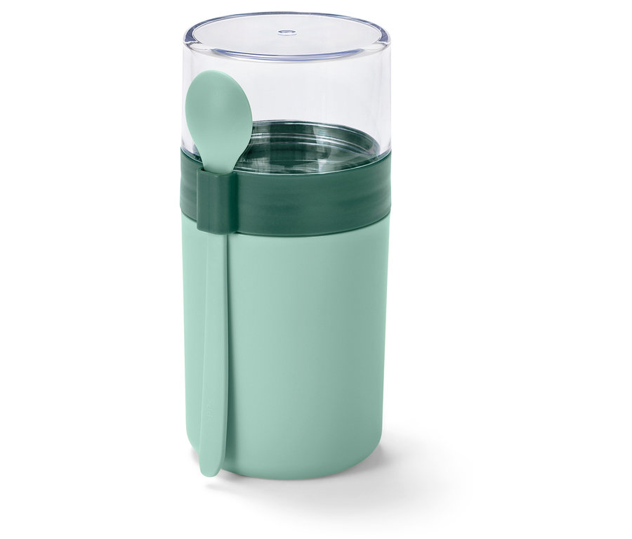 Zelená nádoba na jídlo s průhledným víkem a zelenou lžící připevněnou k boku.
