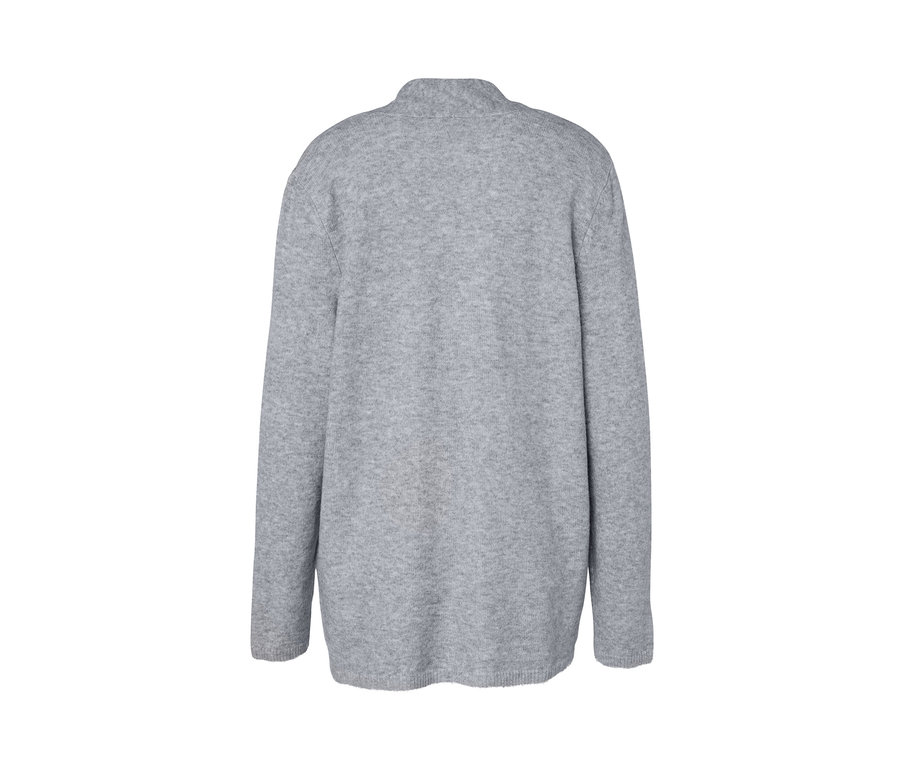 Detail šedého otevřeného kardiganu.