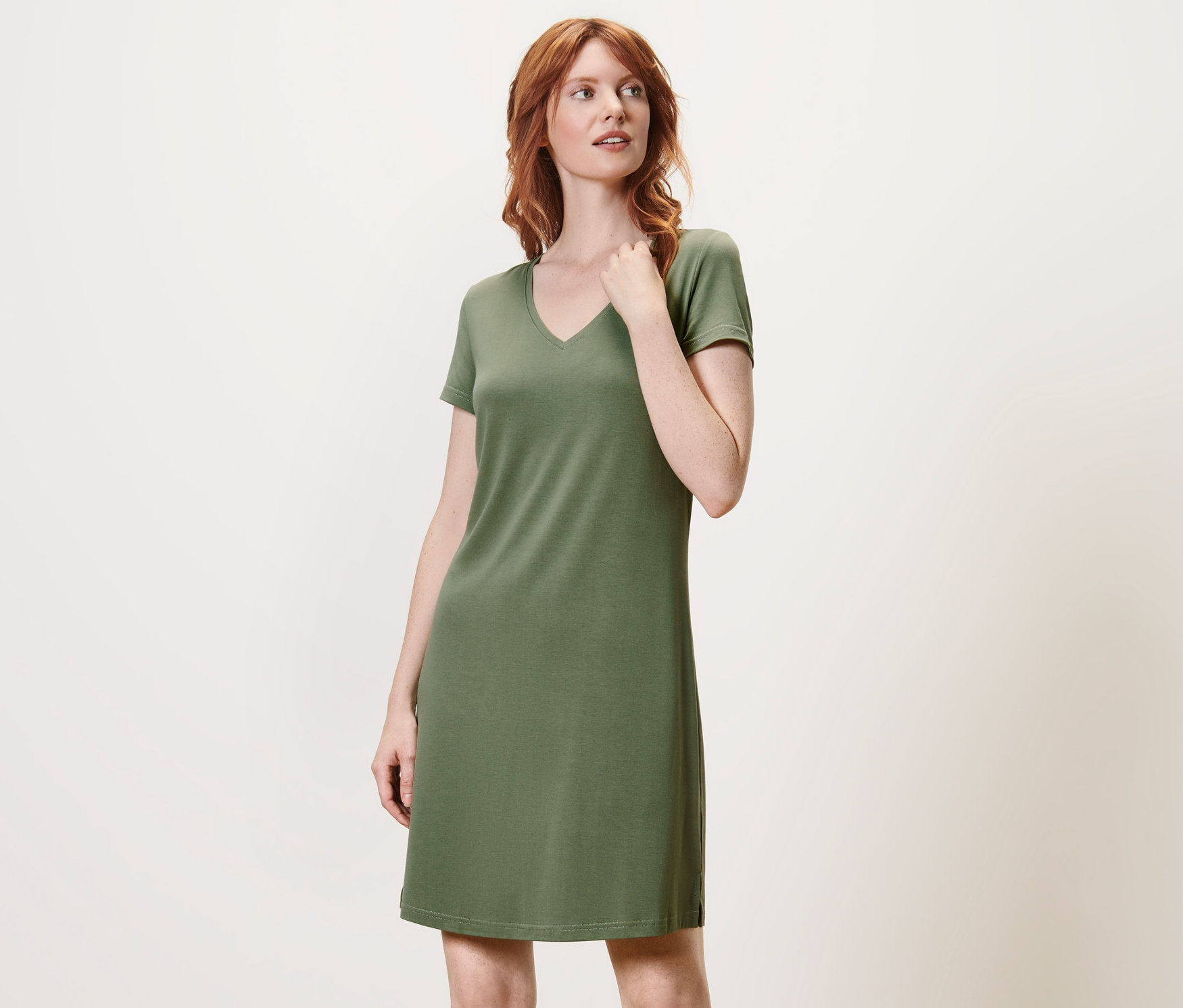 Žena pózuje v noční košili.