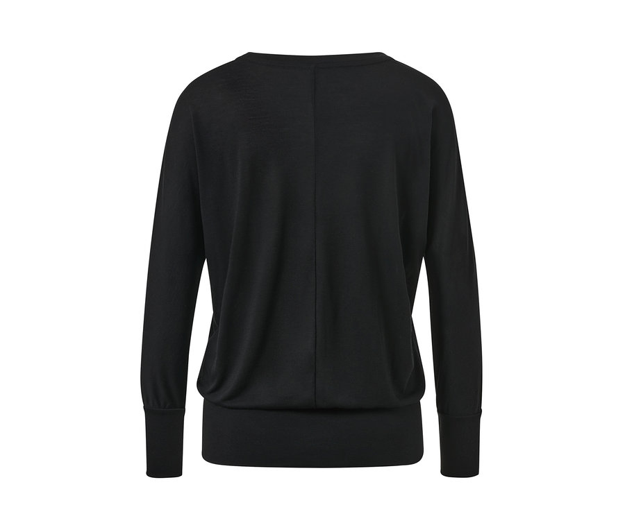 Detailní záběr zezadu na černé sportovní tričko na jógu.