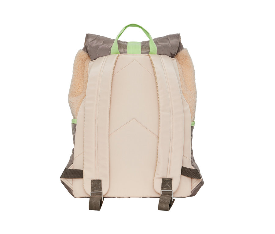 Pohled zezadu na batoh v prošívaném vzhledu s béžovými ramenními popruhy a zeleným poutkem.