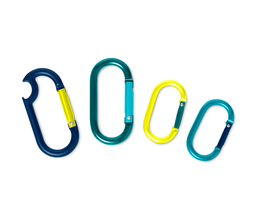 Čtyři karabiny různých barev.