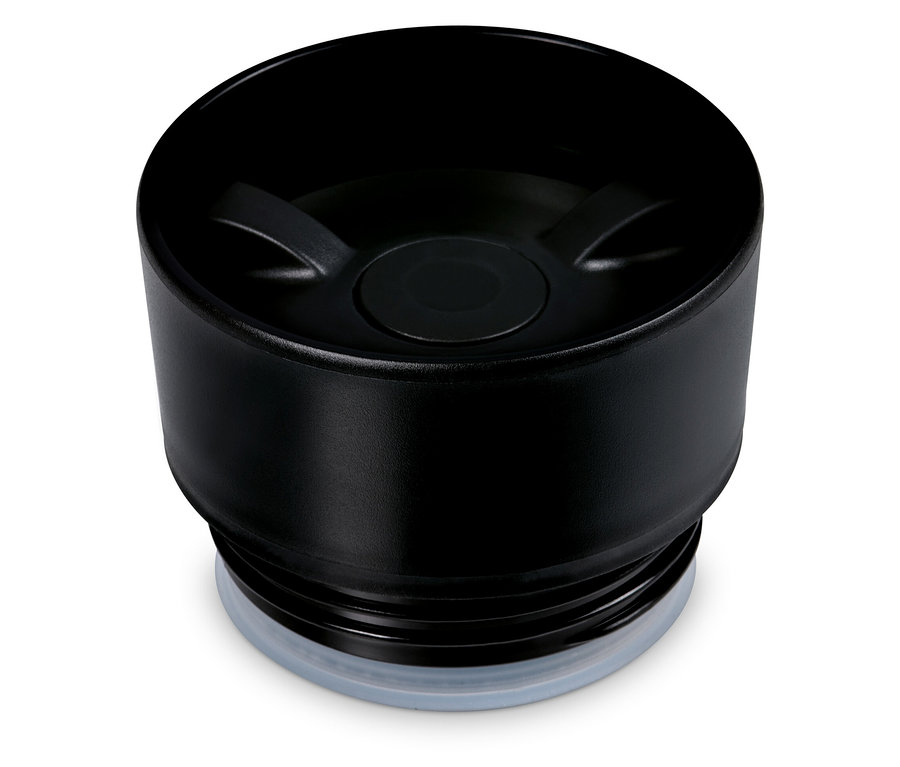 Detailní záběr černého víčka cestovního hrnku na kávu.