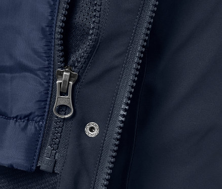 Detail modré outdoorové bundy s vestou 3 v 1 se zipem.