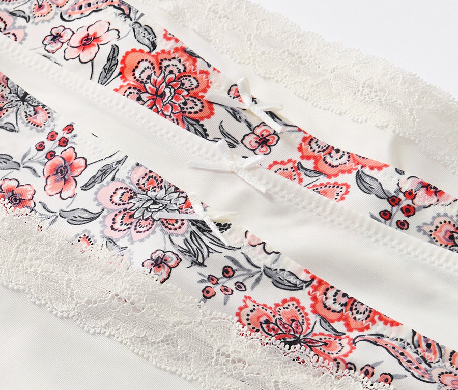 Detail krému s květinovým potiskem a krajkou, 5 ks kalhotek.