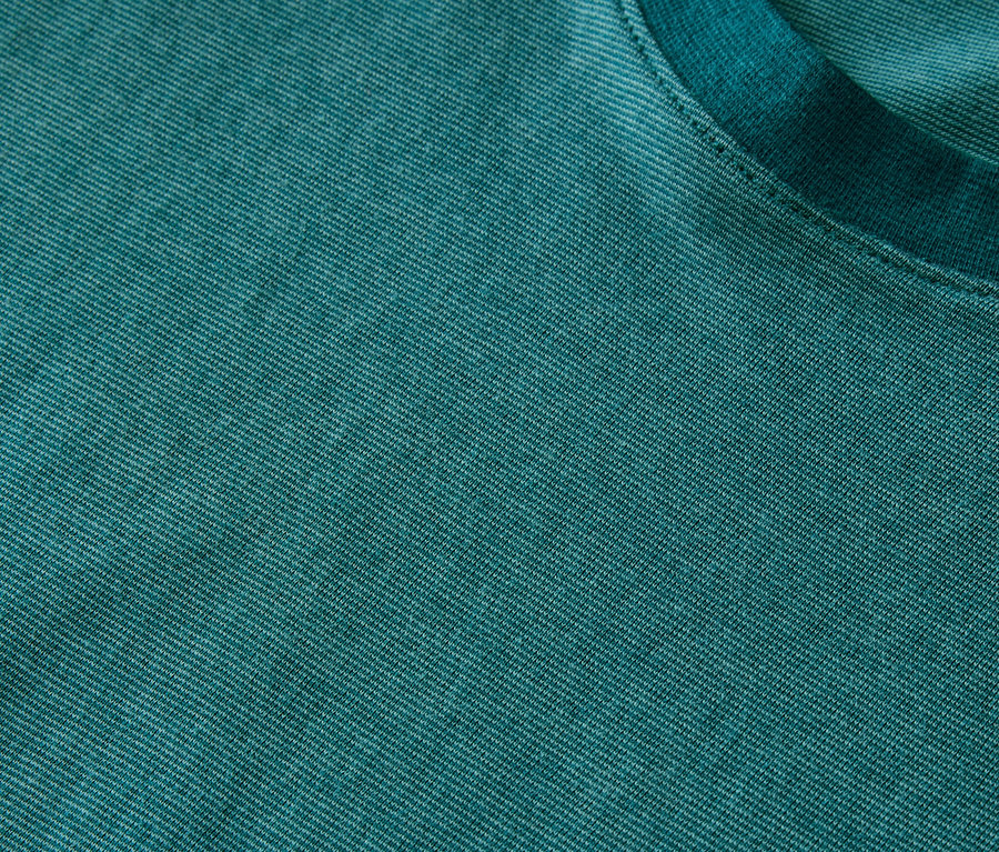 Detail krátké pyžamové soupravy v odstínu teal s texturou žíhaného úpletu a kulatým výstřihem.