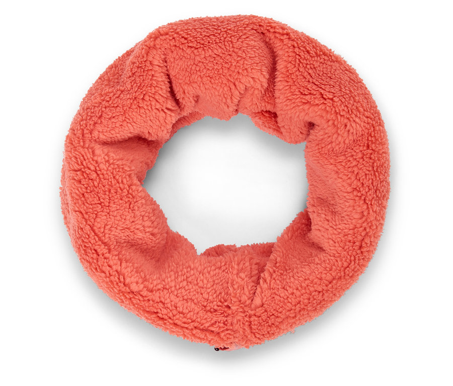 Korálově zbarvený nákrčník z umělé kožešiny na bílém pozadí.