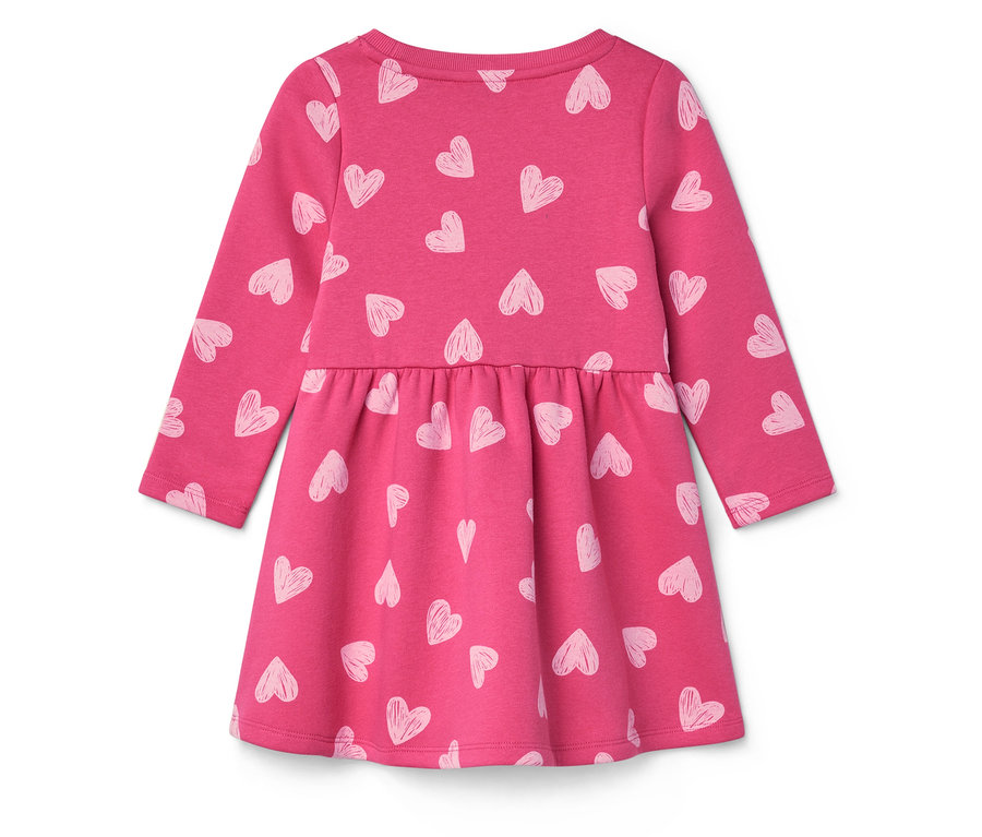 Růžové šaty s dlouhým rukávem a potiskem bílých srdíček.