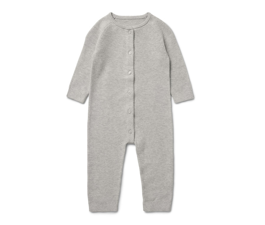 Šedý pletený overal pro miminka s knoflíky.