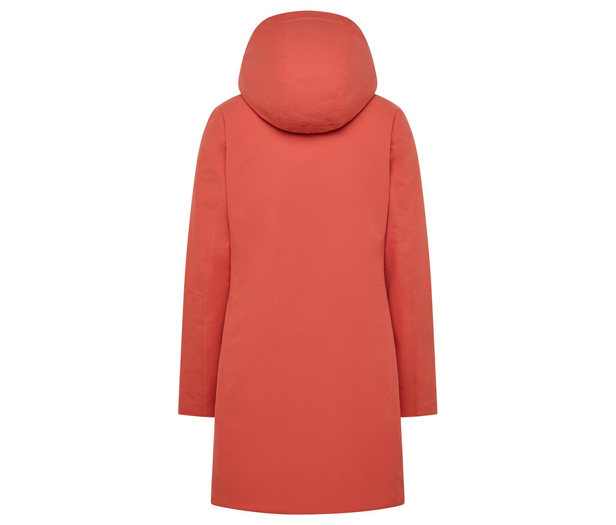 Pohled zezadu na korálově červený kabát s kapucí.
