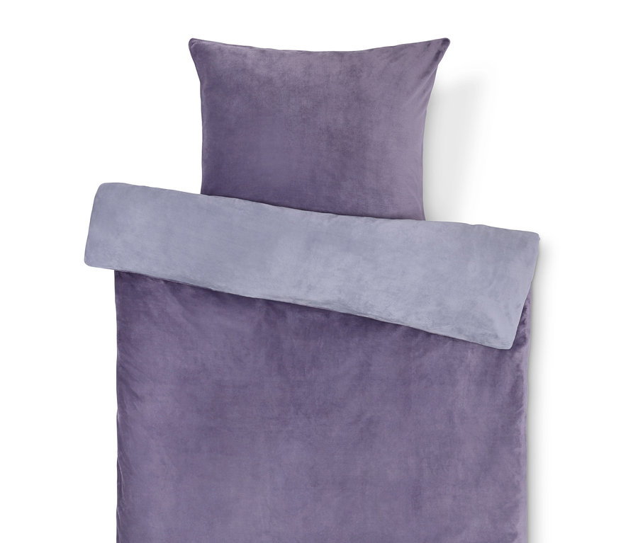 Fialové povlečení a polštář s šedým lemem.