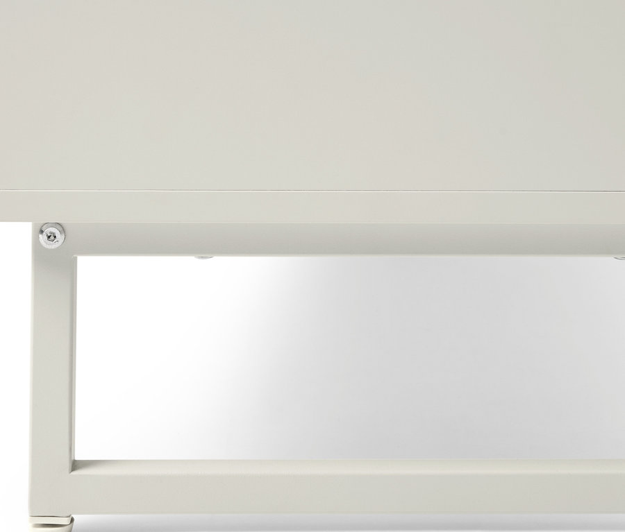 Detail bílé lavice »LEEG« se 2 zásuvkami.