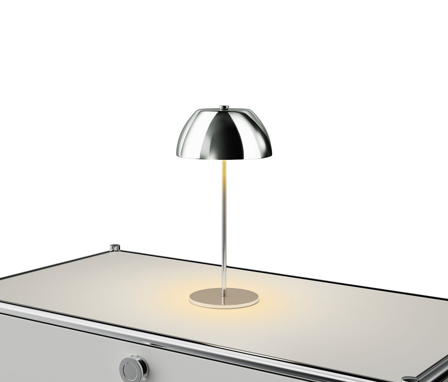 Stříbrná lampa na bílém stole.