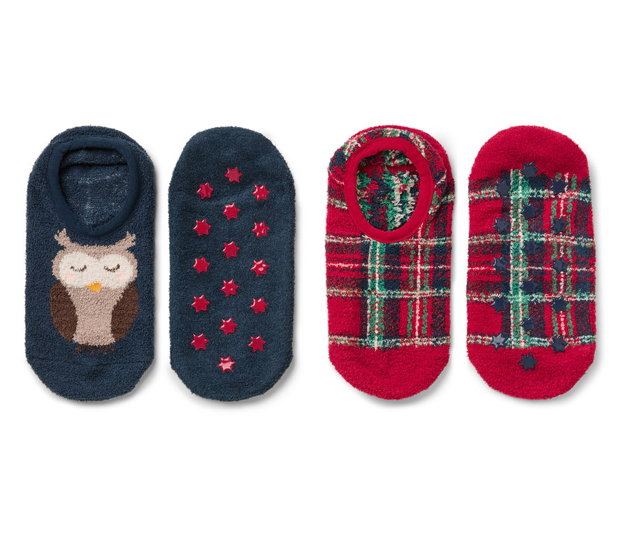 Dvoje ponožky: jedny tmavě modré s motivem sovy a druhé červené s kostkovaným vzorem.