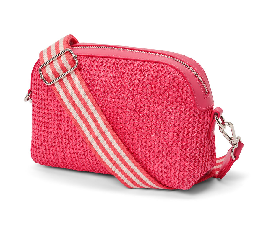 Detail růžové tašky přes rameno s pruhovaným popruhem.