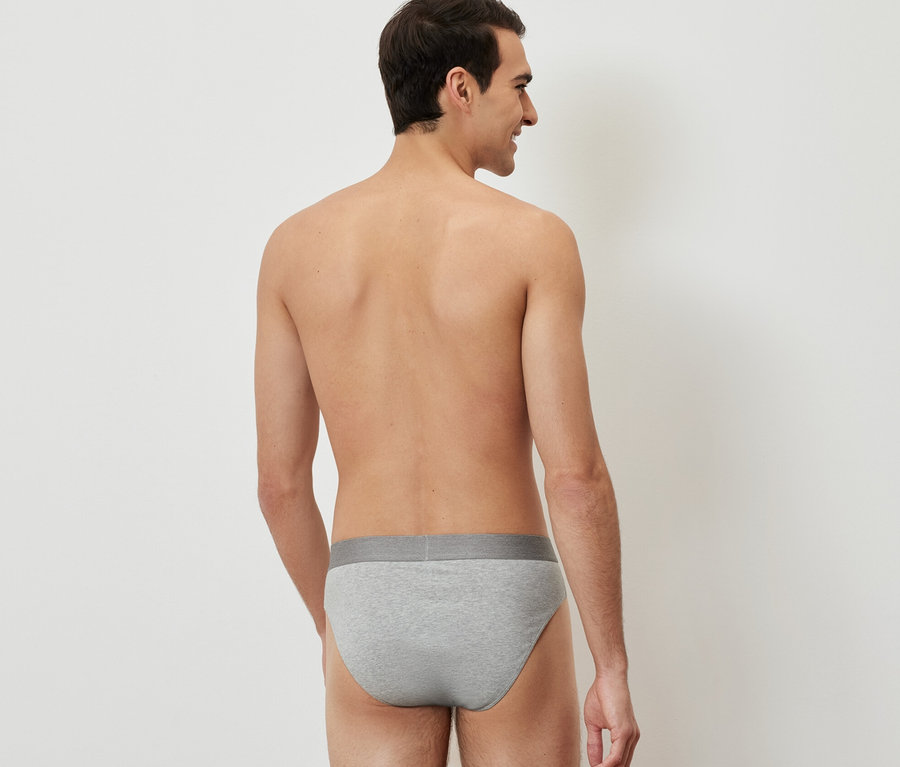 Muž zády ke kameře má na sobě šedé slipy, 4 ks.